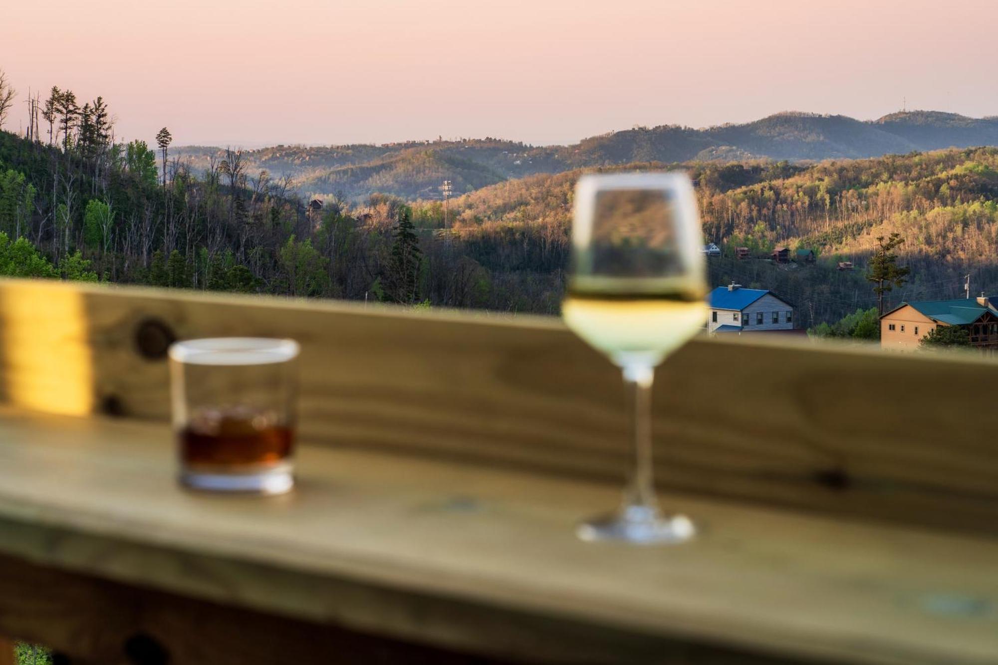 Mountainscape - Brand New Cabin W Views - Hottub - Firetable - Ps5 - Pooltable - 3 Pools Гатлинбург Экстерьер фото